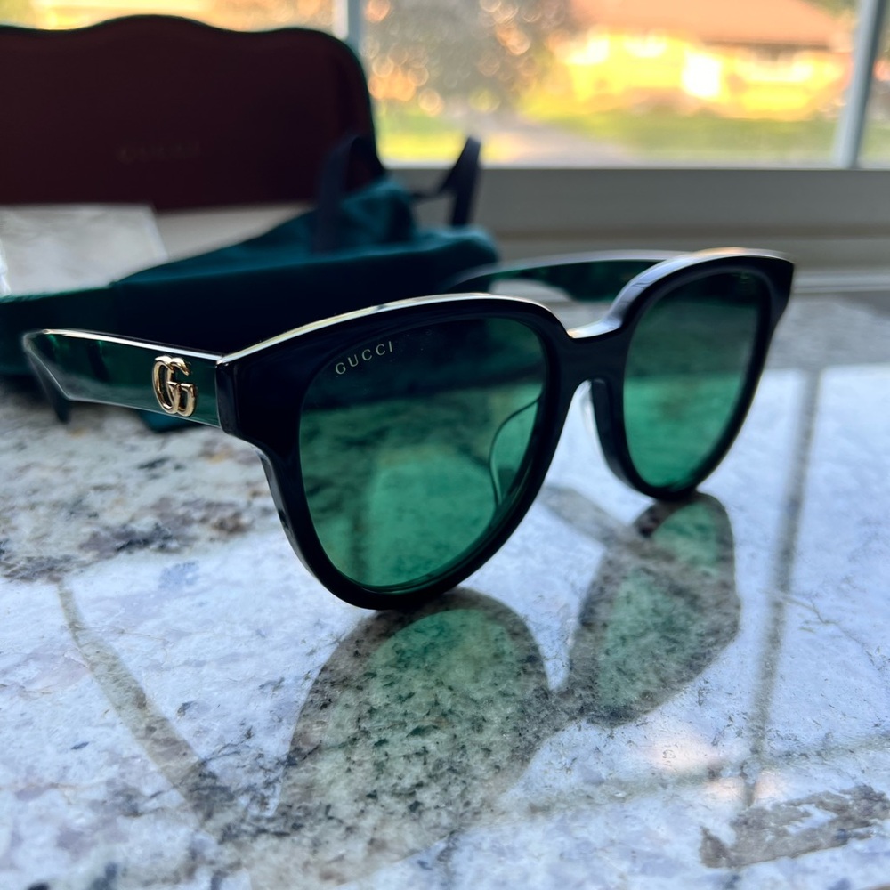 Gucci Sunglasses, never worn excellent condition.